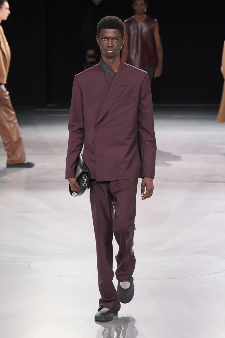 Bordo 2024'te Neden Erkek Modasının Yıldız Rengi Olacak?