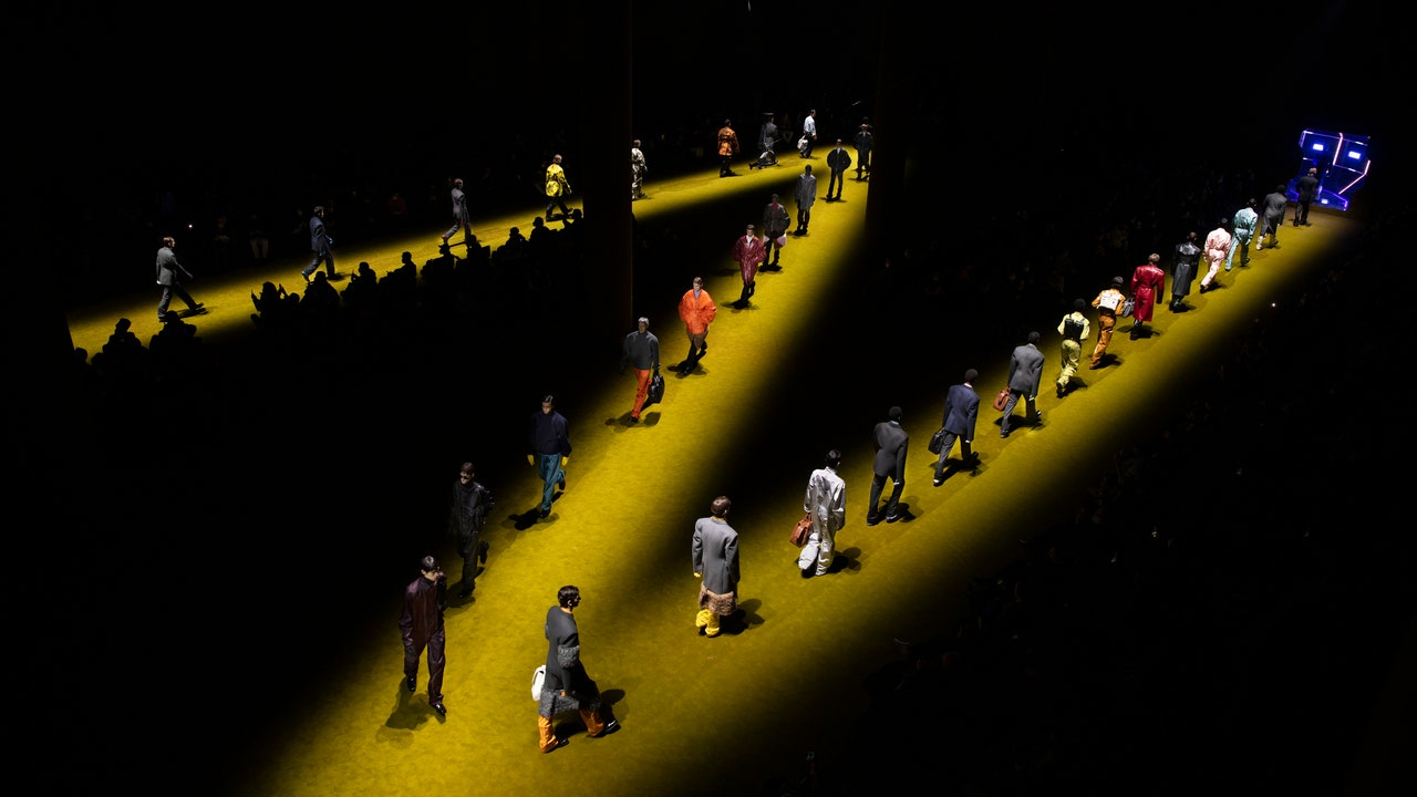 Milano Moda Haftası'nda Prada Erkek Sonbahar Kış 2022 Geçit Töreni